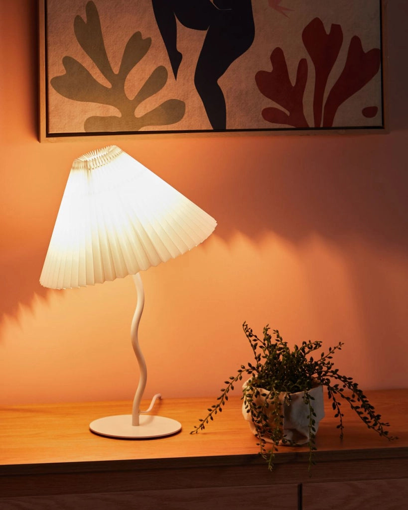 Lampada da tavolo moderna con base in metallo e paralume sintetico plissettato bianco camera da letto comodino