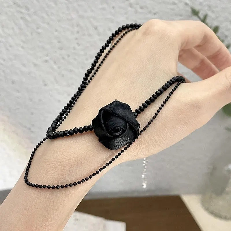 Collana con rosa e perline di cristallo nero: gioiello gotico fatto a mano, idea regalo