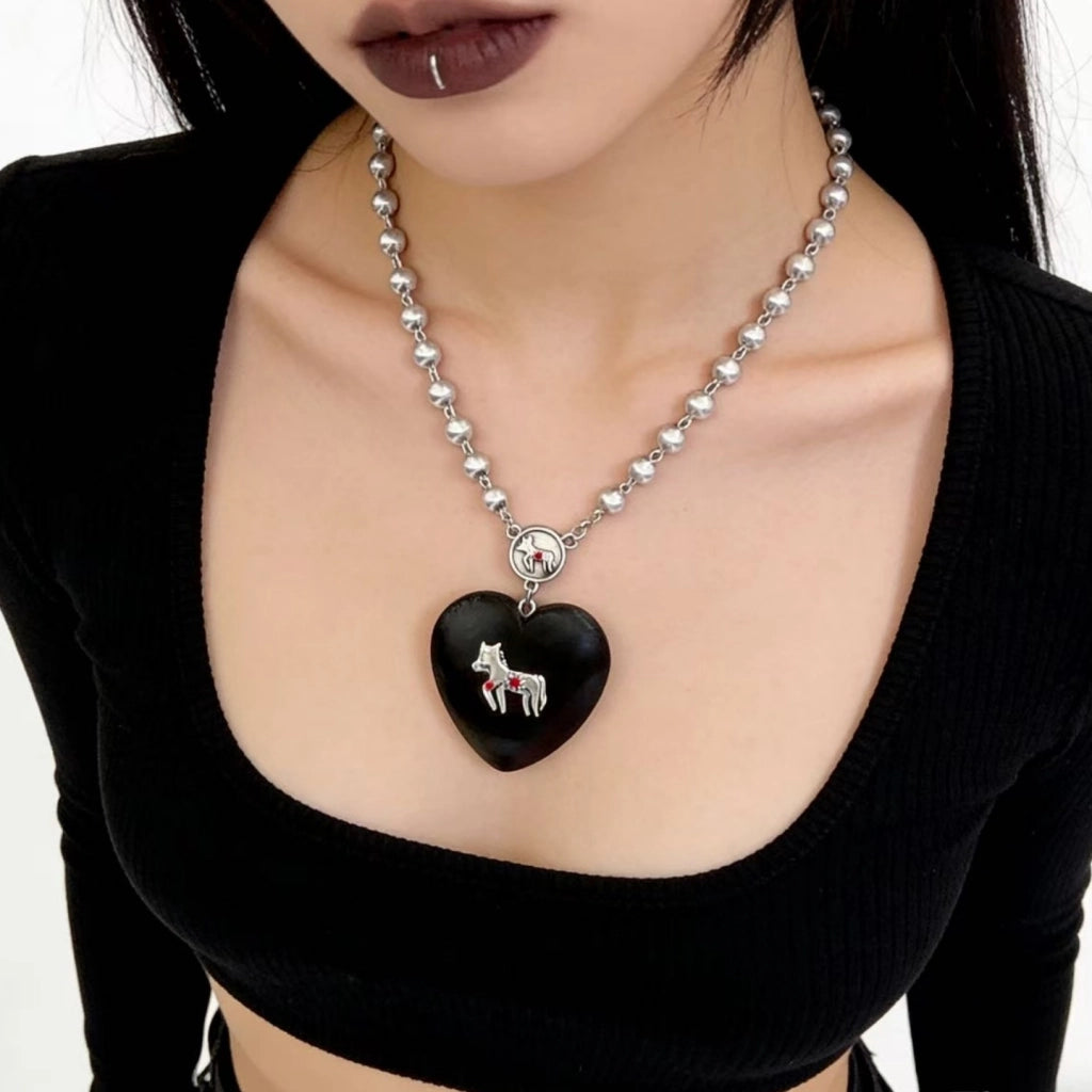 Collana con perla a forma di cuore in legno nero