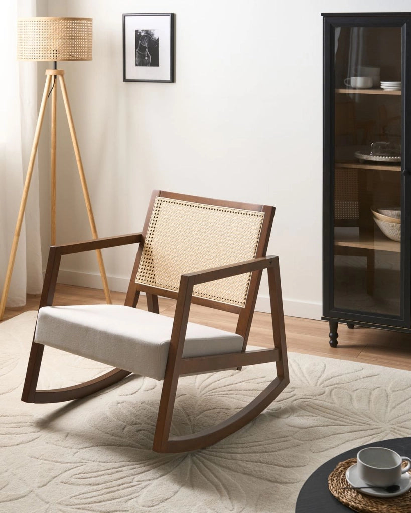 Poltrona a dondolo con rivestimento in tessuto beige chiaro e legno marroneschienale intrecciato struttura in legno per salotto e camera da letto
