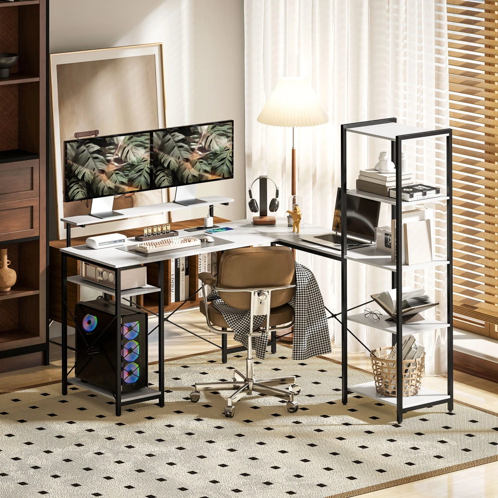 Scrivania Angolare con Presa Elettrica e USB, Scaffale e Supporto per Monitor, Bianco e Nero