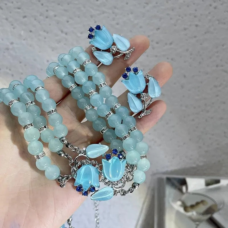 Set composto da collana e orecchini con cristalli blu: gioielli realizzati a mano con perline.