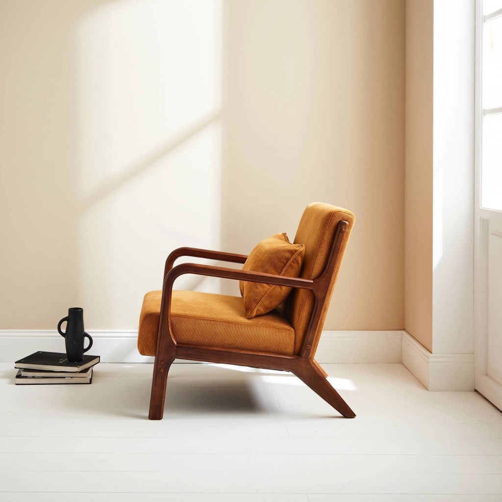 Poltrona scandinava in velluto a coste e legno di hevea, ocra