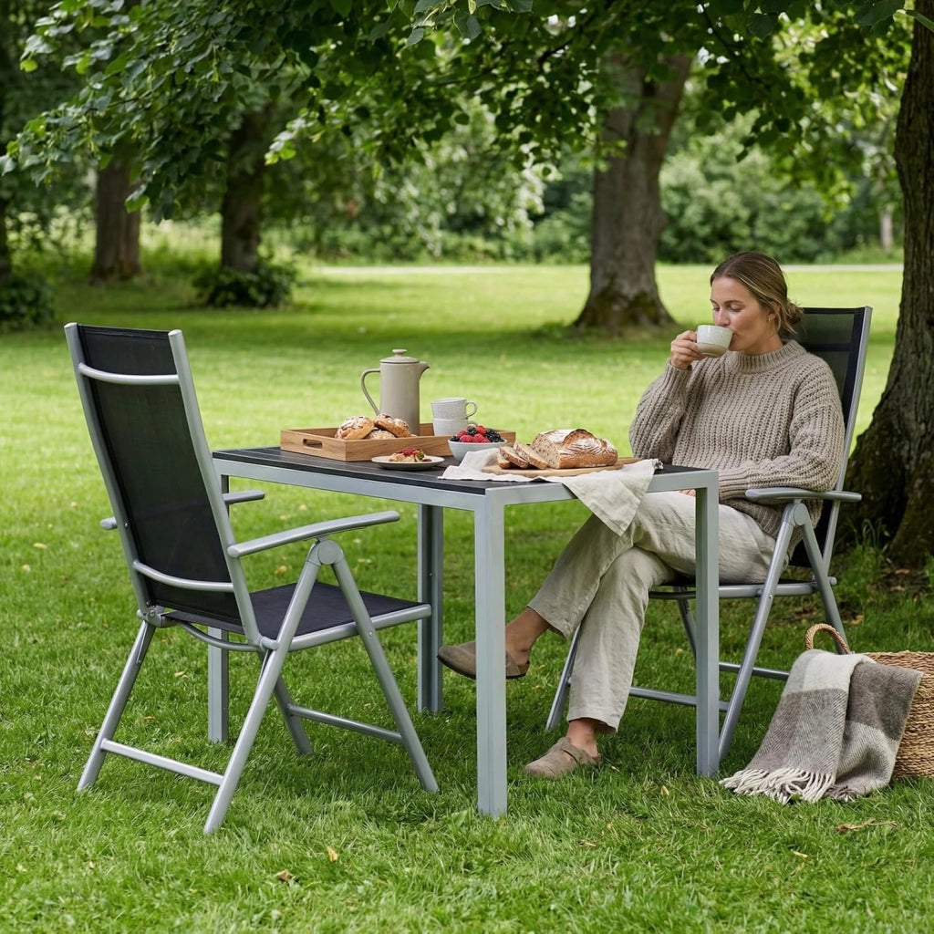 Set di 5 Mobili da Giardino in Alluminio, Tavolo Rettangolare 110x70 cm + 4 Sedie Pieghevoli Regolabili, Resistente alle Intemperie, Arredamento per Terrazza, Balcone e Esterno, Grigio Argento