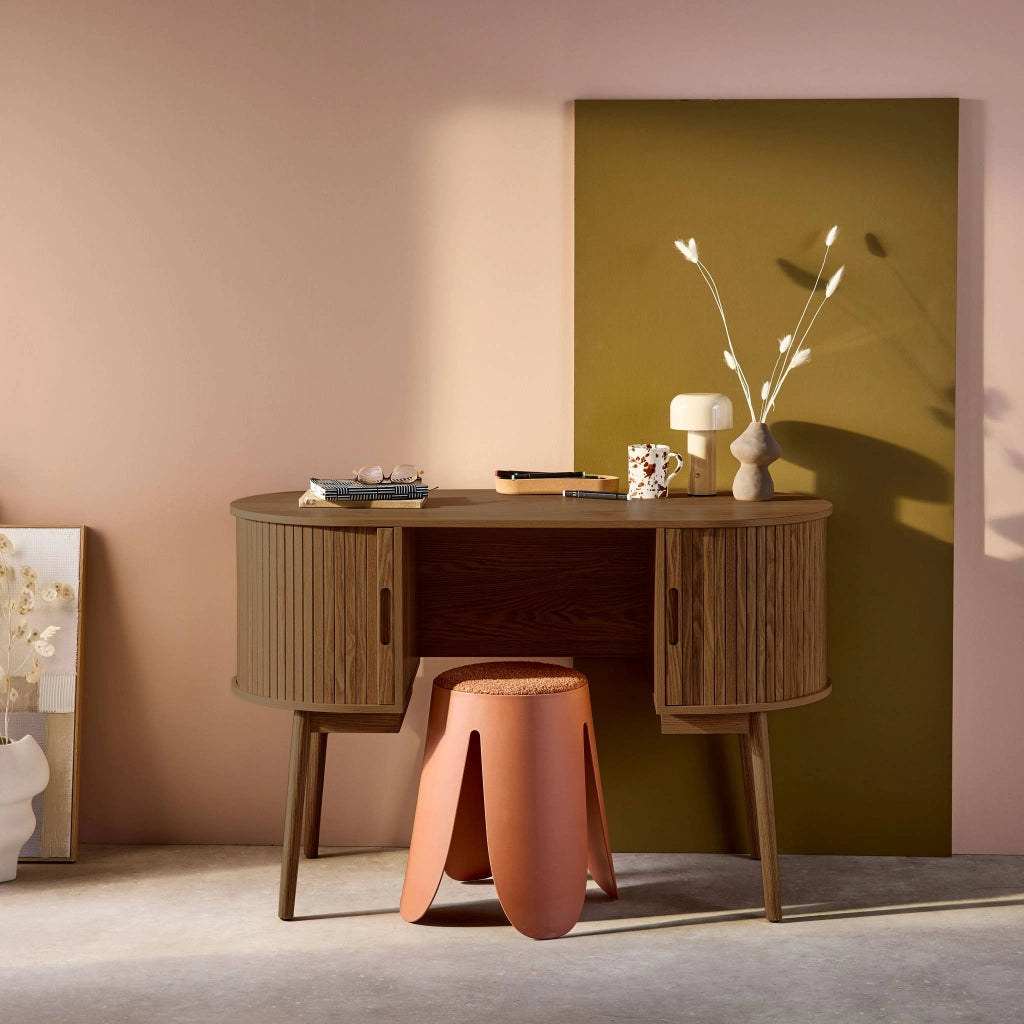 Scrivania ovale con effetto legno scanalato e due vani portaoggetti,