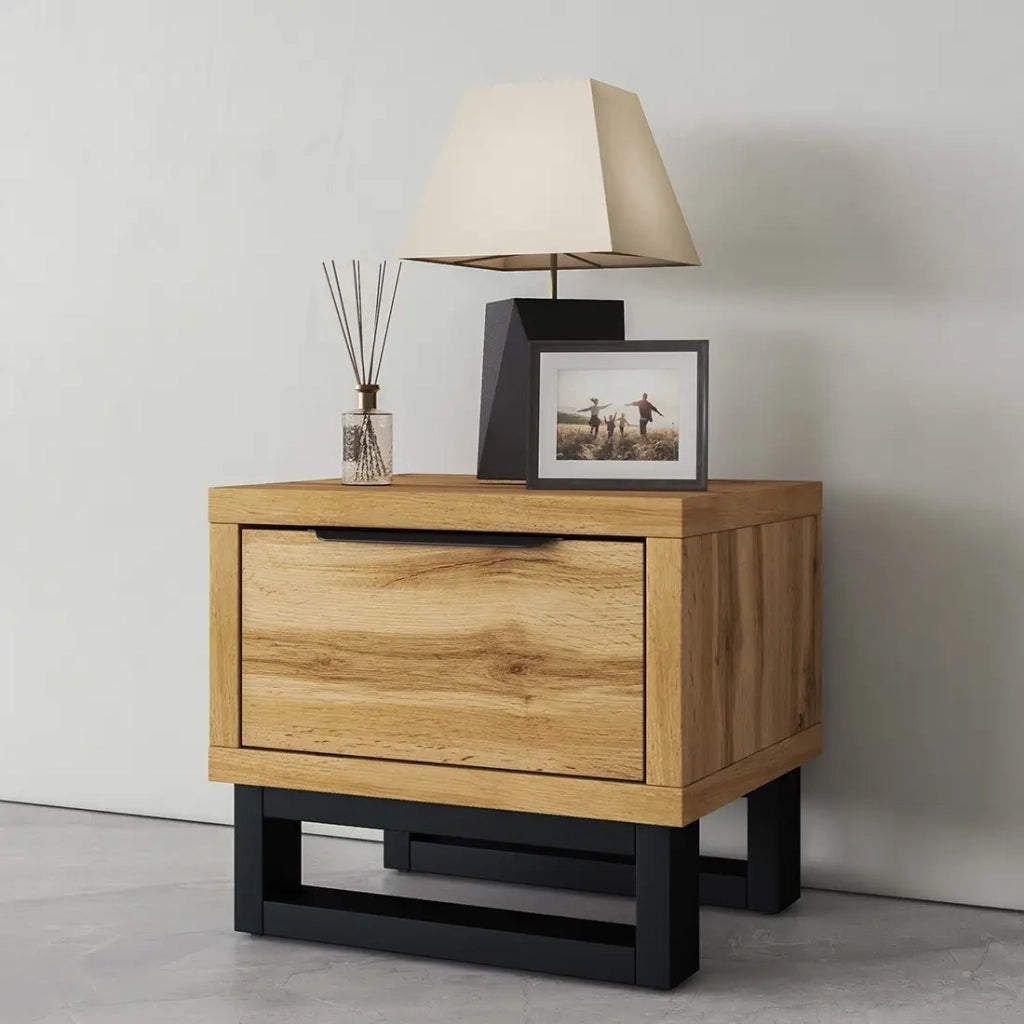 Comodino in stile industriale con un grande cassetto collezione MILOS. Colore rovere grezzo.