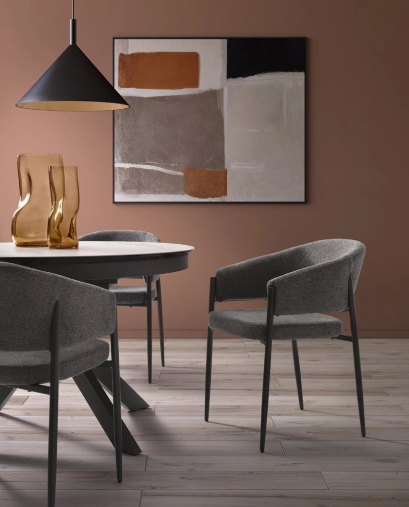 Sedia da interni Maya con braccioli, struttura in metallo antracite e seduta in tessuto Easy-Clean grigio scuro - Design Elegante