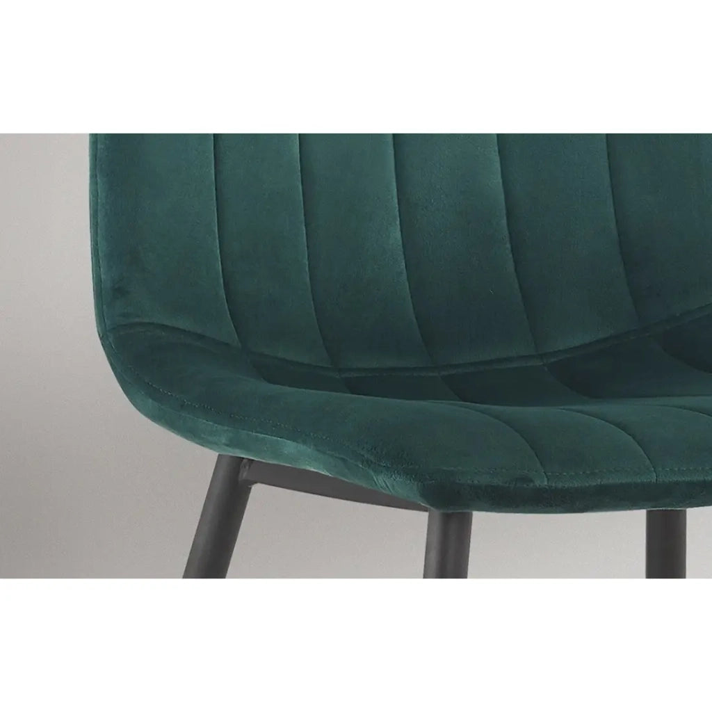 Sedia BRUCE – Velluto verde – Piedi in metallo nero – H86 x L45 x P55 cm