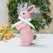 Koniglino rosa in stazione, decorazione di Pasqua per giardino, decorazione per una festa a casa, koniglino rosa in piedi, adatto sia per interni che per esterni.