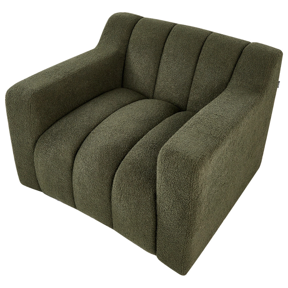 Poltrona con rivestimento in bouclé verde scuro schienale imbottito e cuscini spessi perfetta per un soggiorno moderno