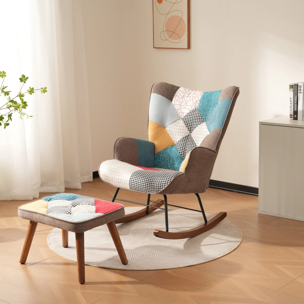 Sedia a dondolo con poggiapiedi e imbottitura in schiuma, struttura in legno massello e ferro, patchwork colorato