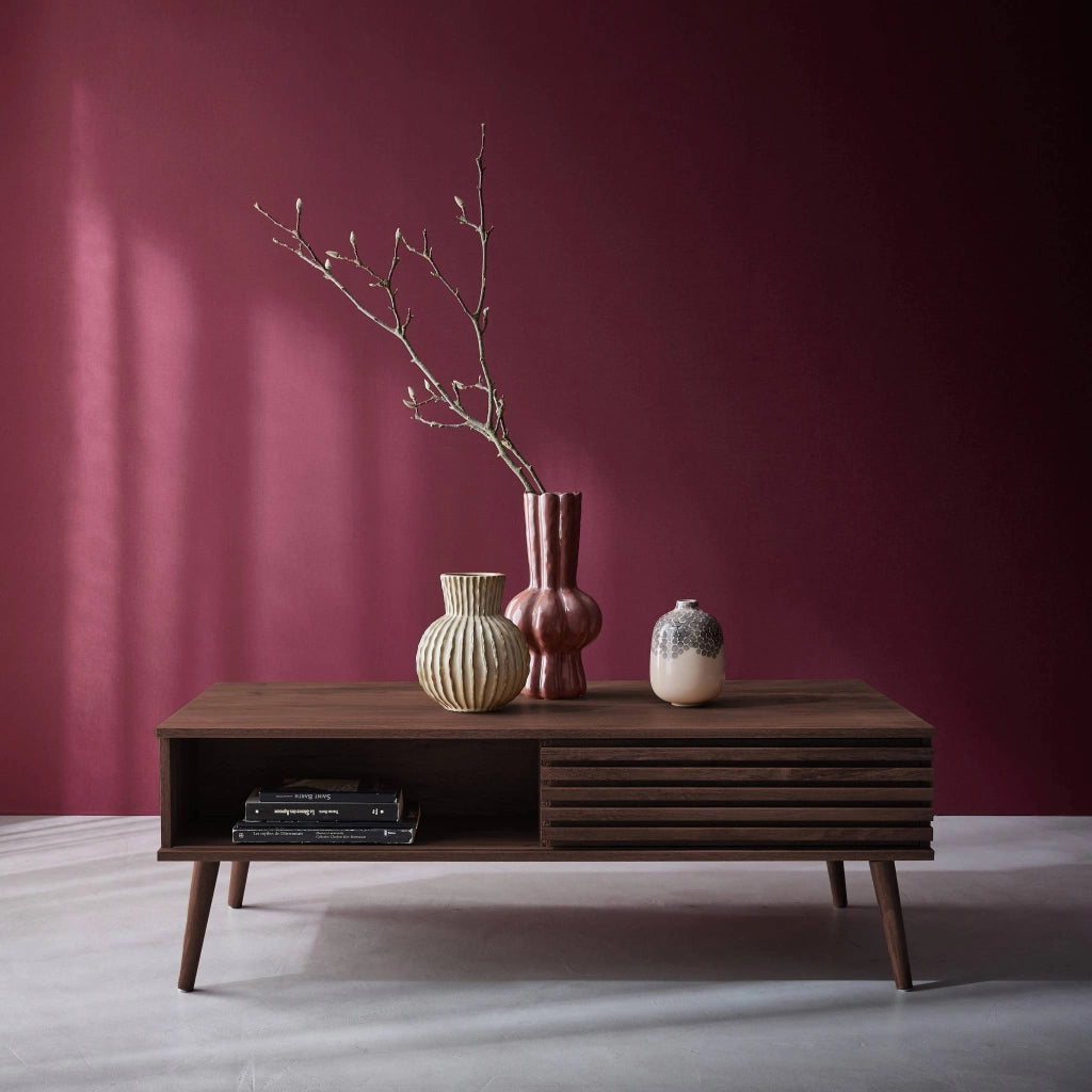 Tavolino scandinavo con ante scorrevoli, decoro in legno scanalato,