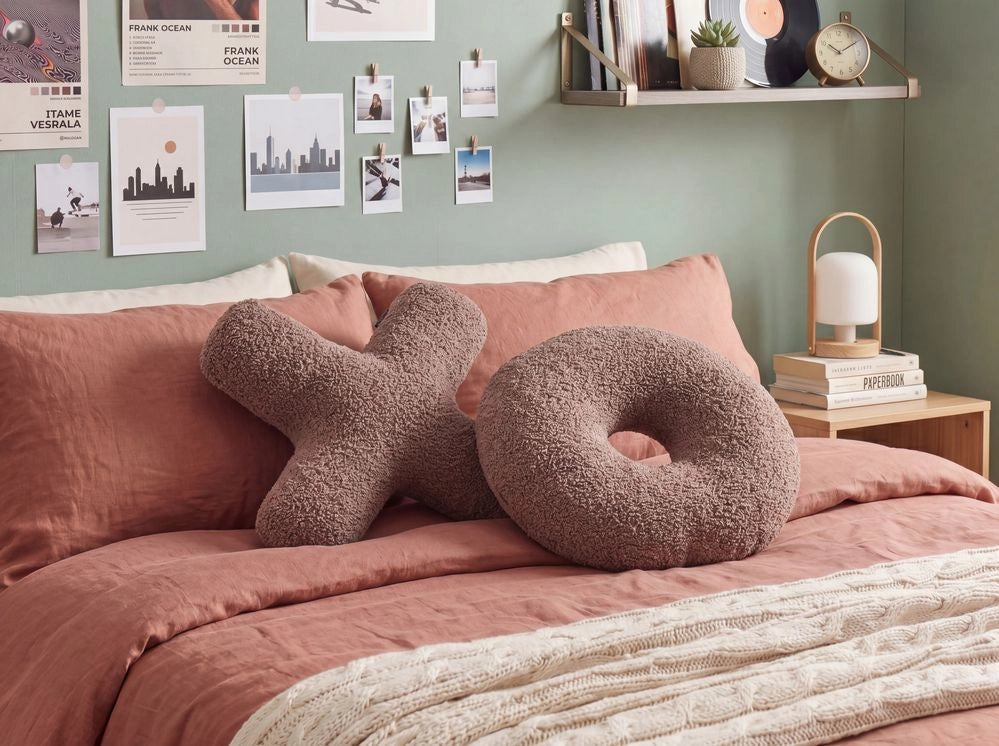 Set di 2 cuscini in tessuto decorazione tessile marrone a forma delle lettere XO divano soggiorno camera da letto