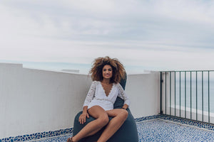 Poltrona Pouf e Tavolino in Acrilico Pomodone Grigio Chiaro