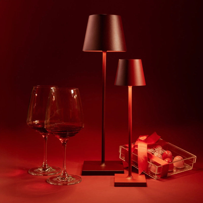 Lampada a led da tavolo Poldina Pro Bordeaux ricaricabile e dimmerabile con batteria fino a 12 ore. Da uso esterno IP65