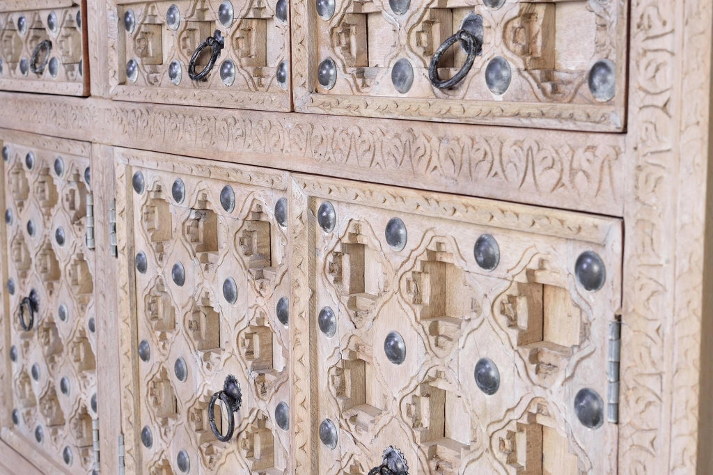 Credenza a 4 ante e 4 cassetti in massello di mango intagliato 