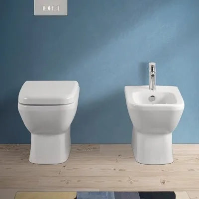Sanitari filomuro senza brida Rimless scarico universale e copriwc  Square