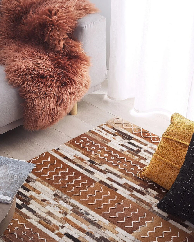 Tappeto in pelle di vacchetta capelli castani su pelle patchwork a righe motivi scandinavi 140 x 200 cm
