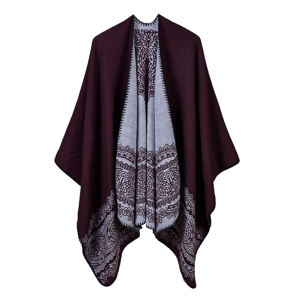 Nuova collezione di sciarpe, scialli e mantelle in cashmere in classico stile britannico per donna.