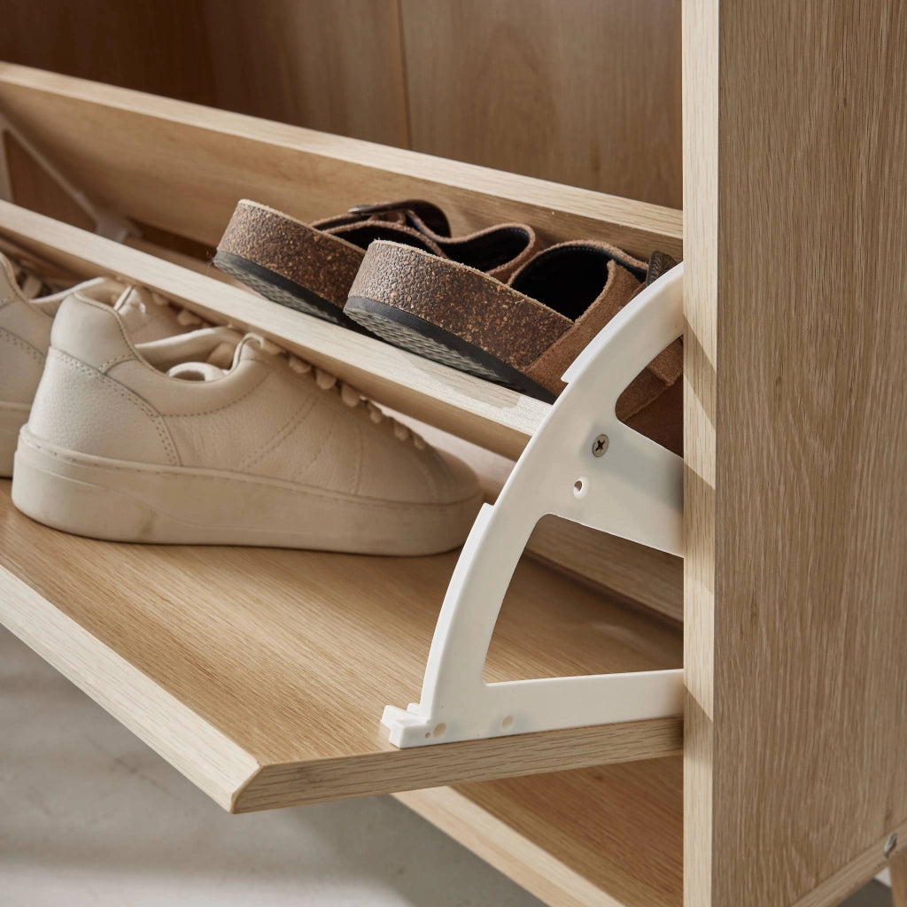 Scarpiera con decoro in legno naturale, 3 ante, marrone naturale