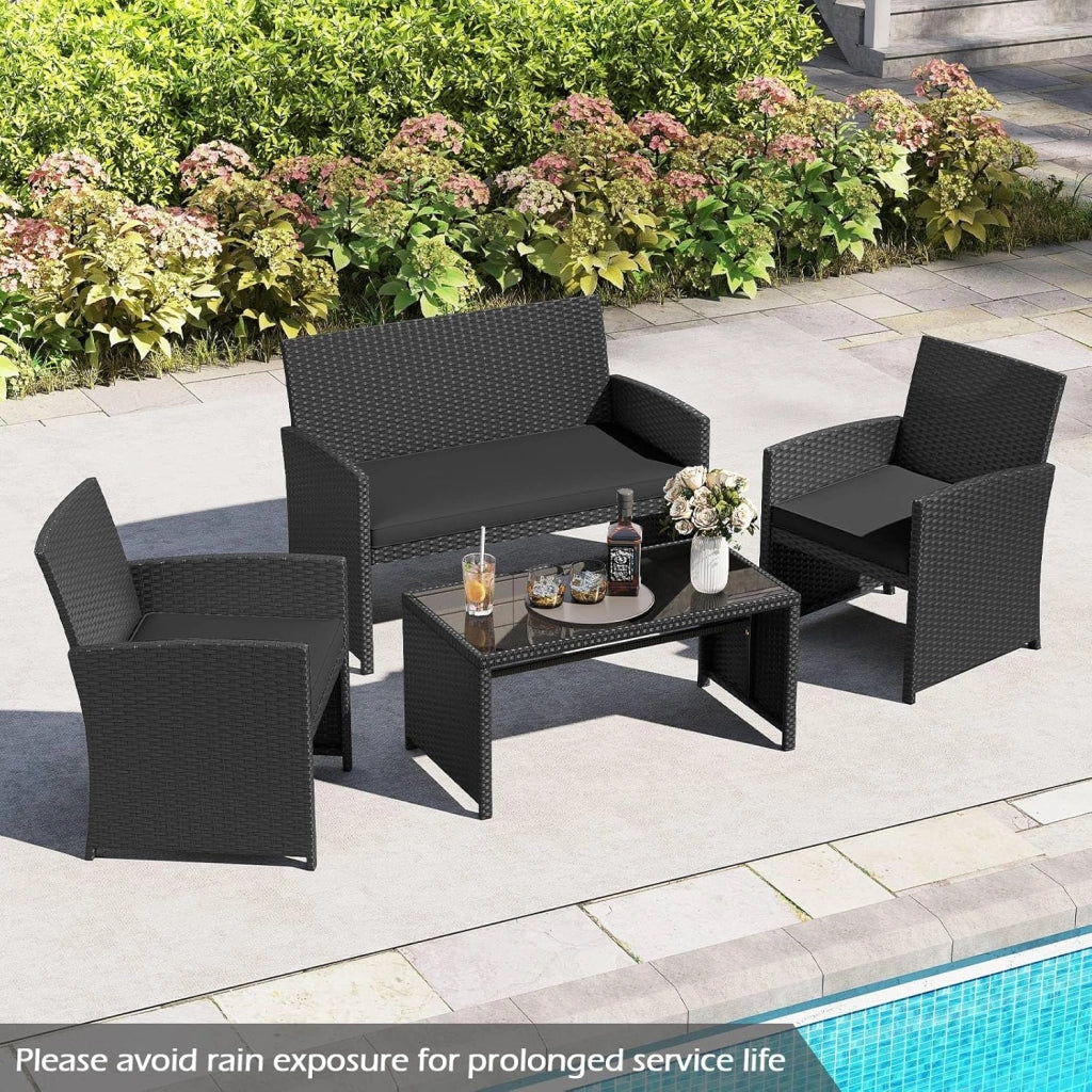 Set di salotto da giardino esterno in rattan PE 4 pezzi, divano a 2 posti, 2 poltrone, tavolino da salotto con piano in vetro, per 4 persone, mobili da giardino per terrazza, patio, nero
