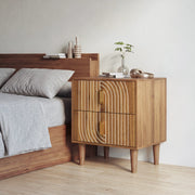 Comodino MDF noce con 2 cassetti e dettagli geometrici