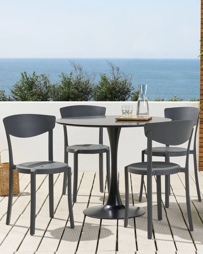 Set di 4 sedie moderne da interno ed esterno in plastica di colore grigio scuro stile moderno contemporaneo