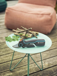 Gardena AssistCut Forbici a Batteria con Diametro di Taglio di 25 mm con cavo Usb type C