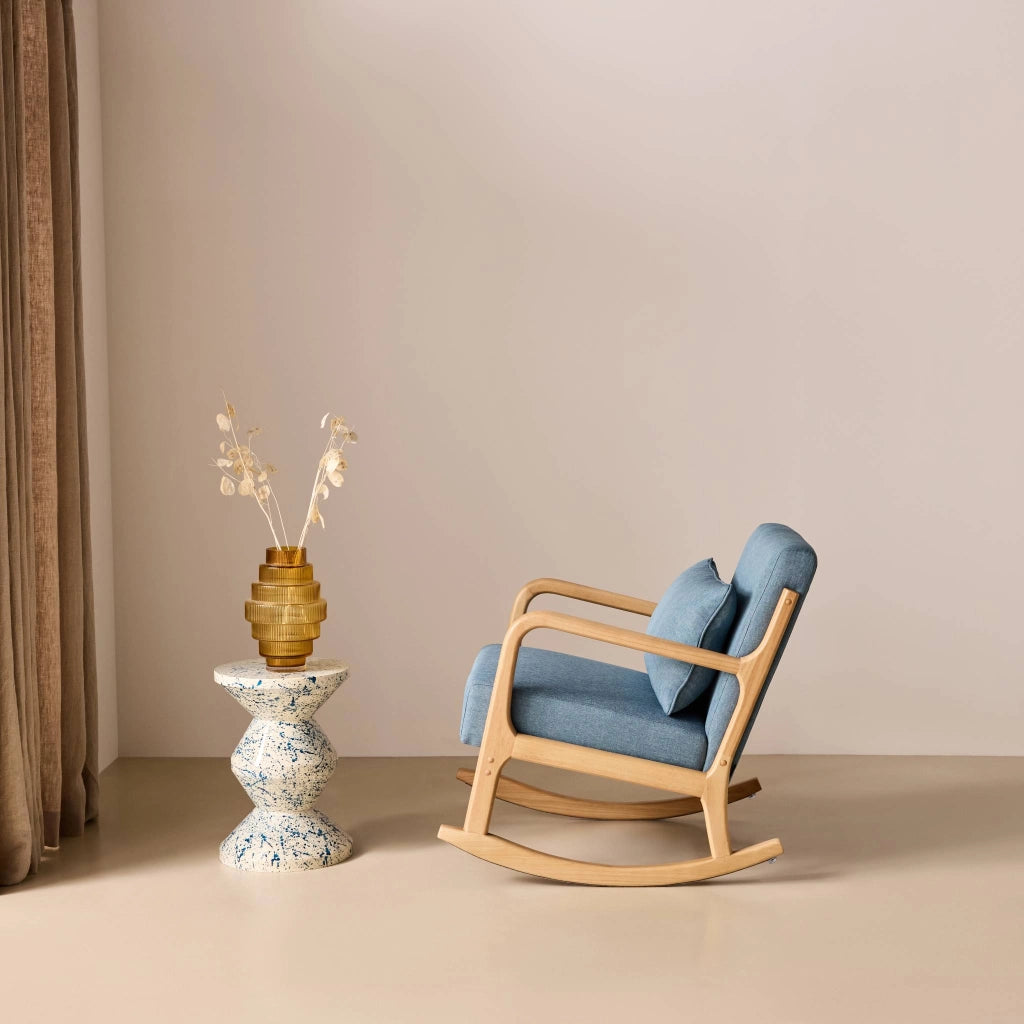 Poltrona scandinava a dondolo in legno e tessuto con braccioli, blu