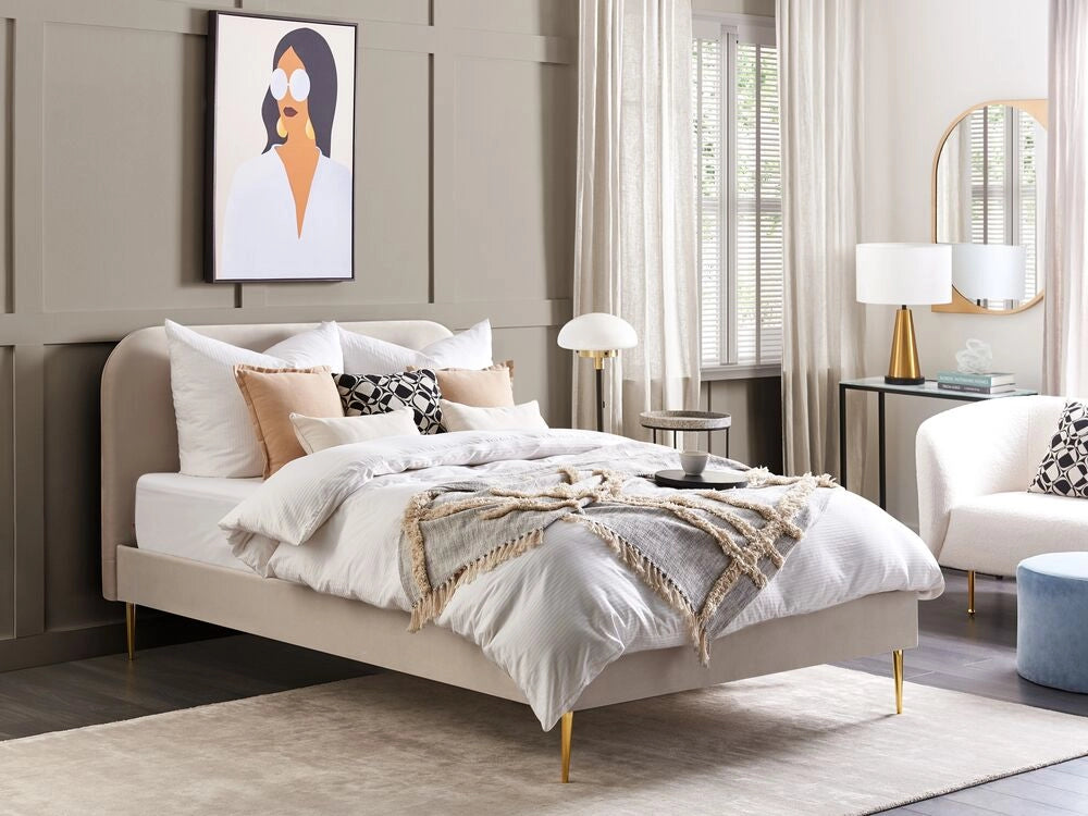 Letto beige velluto tappezzeria doppia dimensione gambe dorate testiera con rete a doghe 140 x 200 cm design minimalista