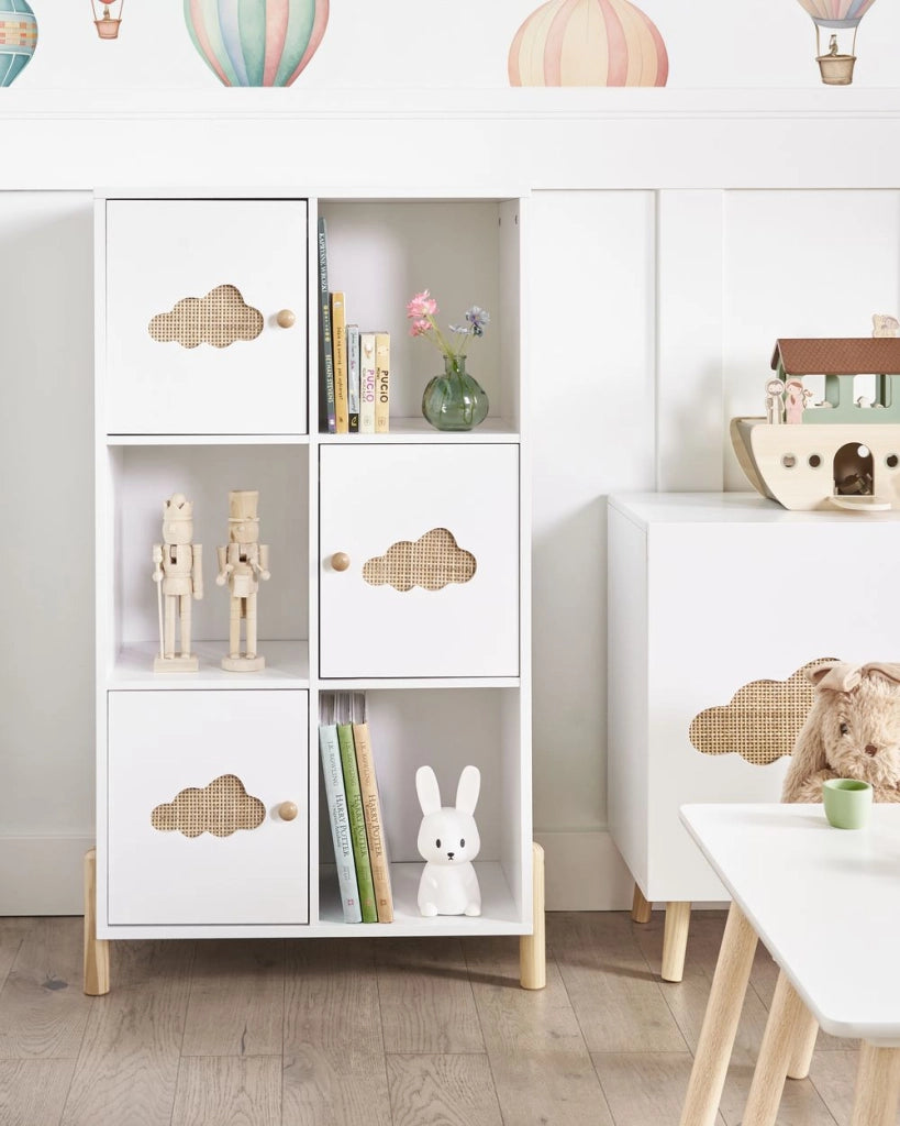 Libreria in MDF bianco con gambe in legno di pino per la cameretta dei bambini con motivo a nuvola.