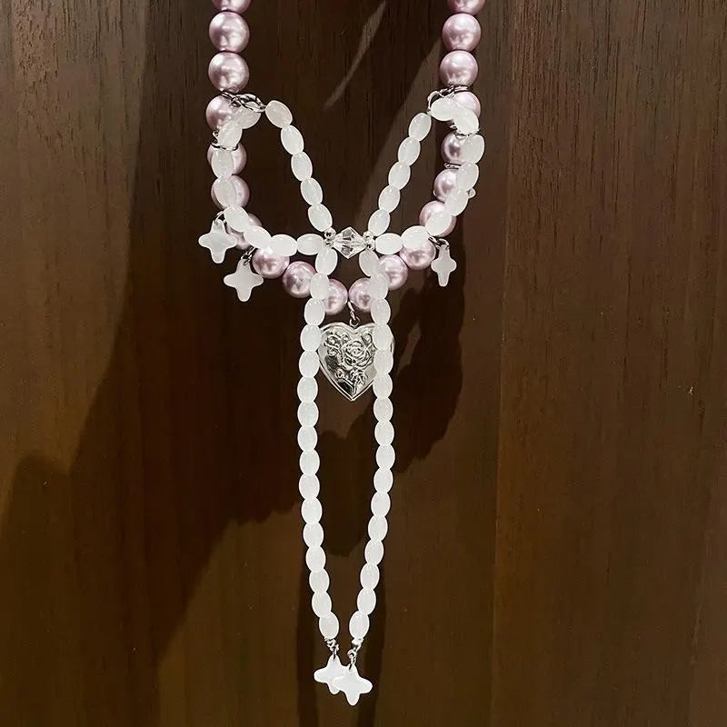 Collana con fiocco fatta a mano con perle rosa e viola.