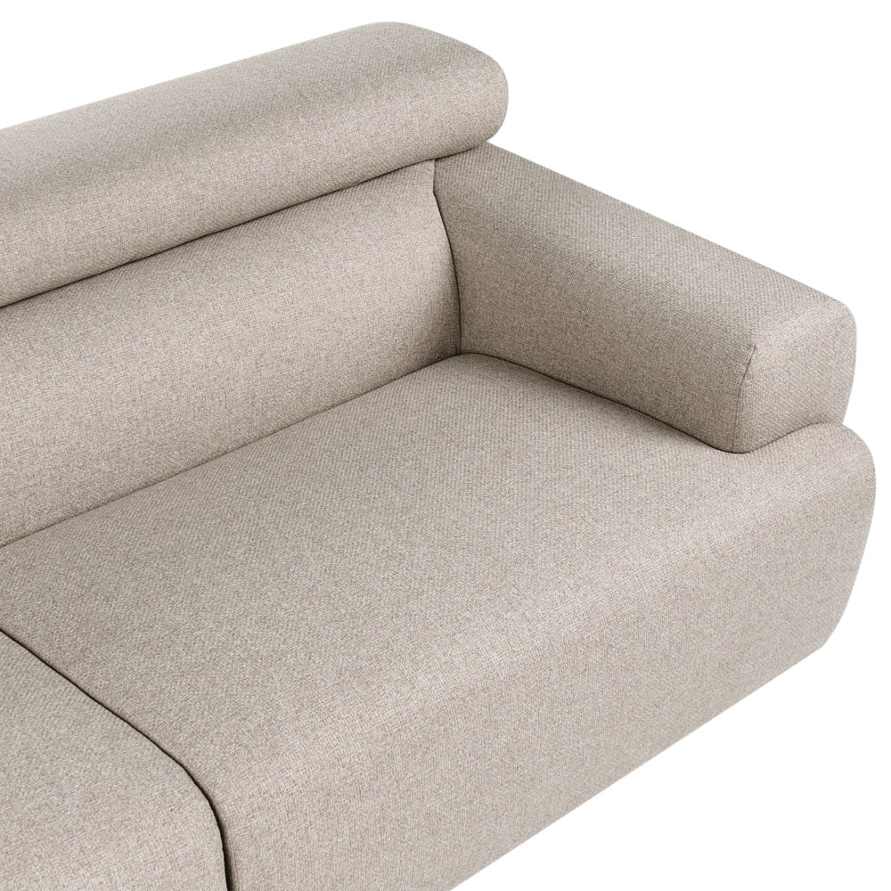 Divano a 3 posti in tessuto beige con braccioli e poggiatesta, per un salotto moderno
