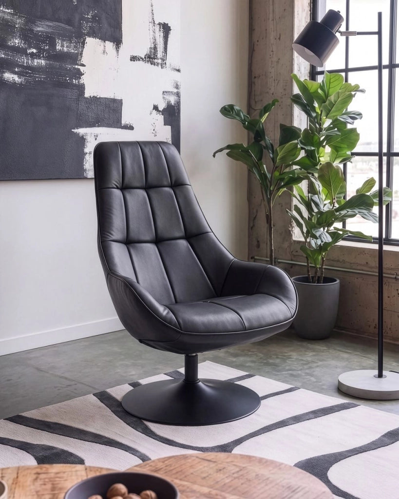 Poltrona girevole in ecopelle nero, base singola, con seduta imbottita e cuciture decorative, stile moderno di metà secolo