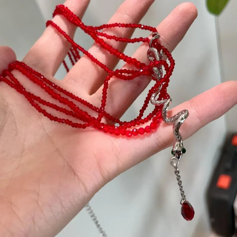 Collana a serpente impilabile con perline di cristallo rosso fatte a mano, regalo di Natale o di compleanno.