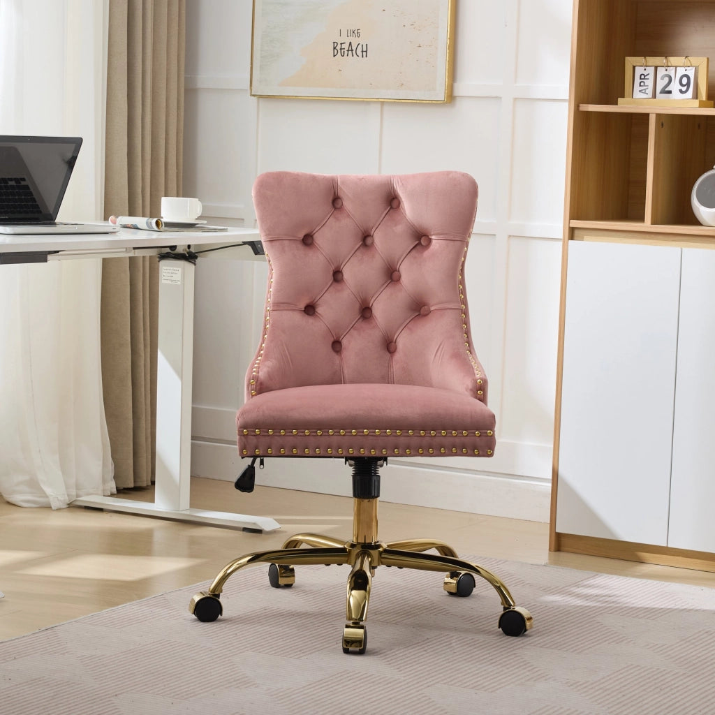 Sedia da ufficio girevole in velluto con base metallica dorata, seduta ampia e profonda, schienale capitonné rosa