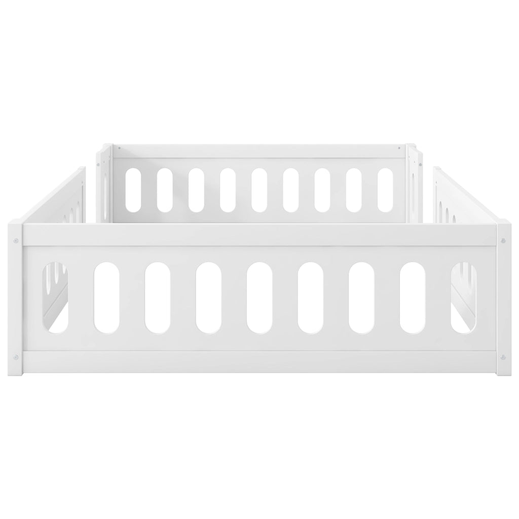 Letto a piattaforma 140 × 200 cm con recinto semichiuso in legno e MDF bianco; altezza 40 cm