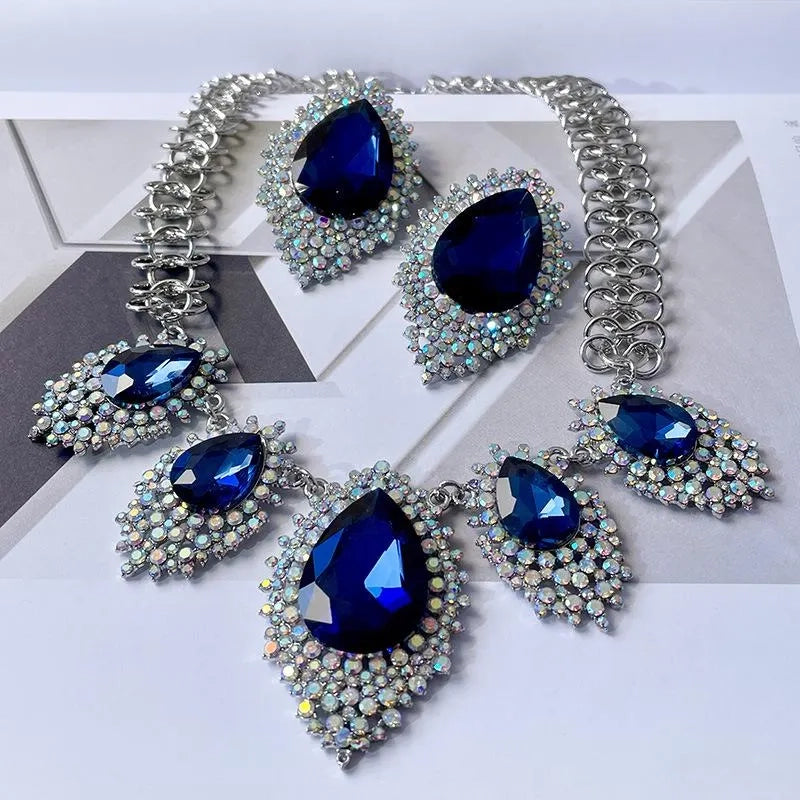 Orecchini e collana fatti a mano con cristalli blu diamante, regalo di Natale o di compleanno.