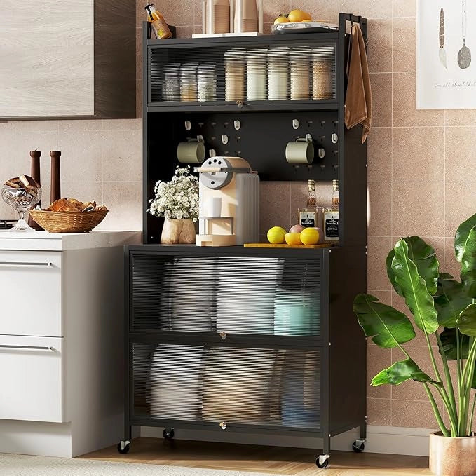 Credenza Alta per Cucina con 5 Ripiani e 3 Ante a Ribalta Traslucide, Mobile Cucina con Ruote e Panello a Ganci, Armadio Cucina Porta Microonde (80 x 40 x 160 cm,Nero)