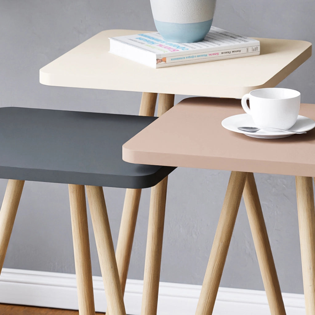 Set di 3 Tavolini Bassi da Salotto 'Hobro' in Altezze Diverse - Piano Quadrato e Gambe in Faggio - Grigio/Bianco/Rosa [en.casa]