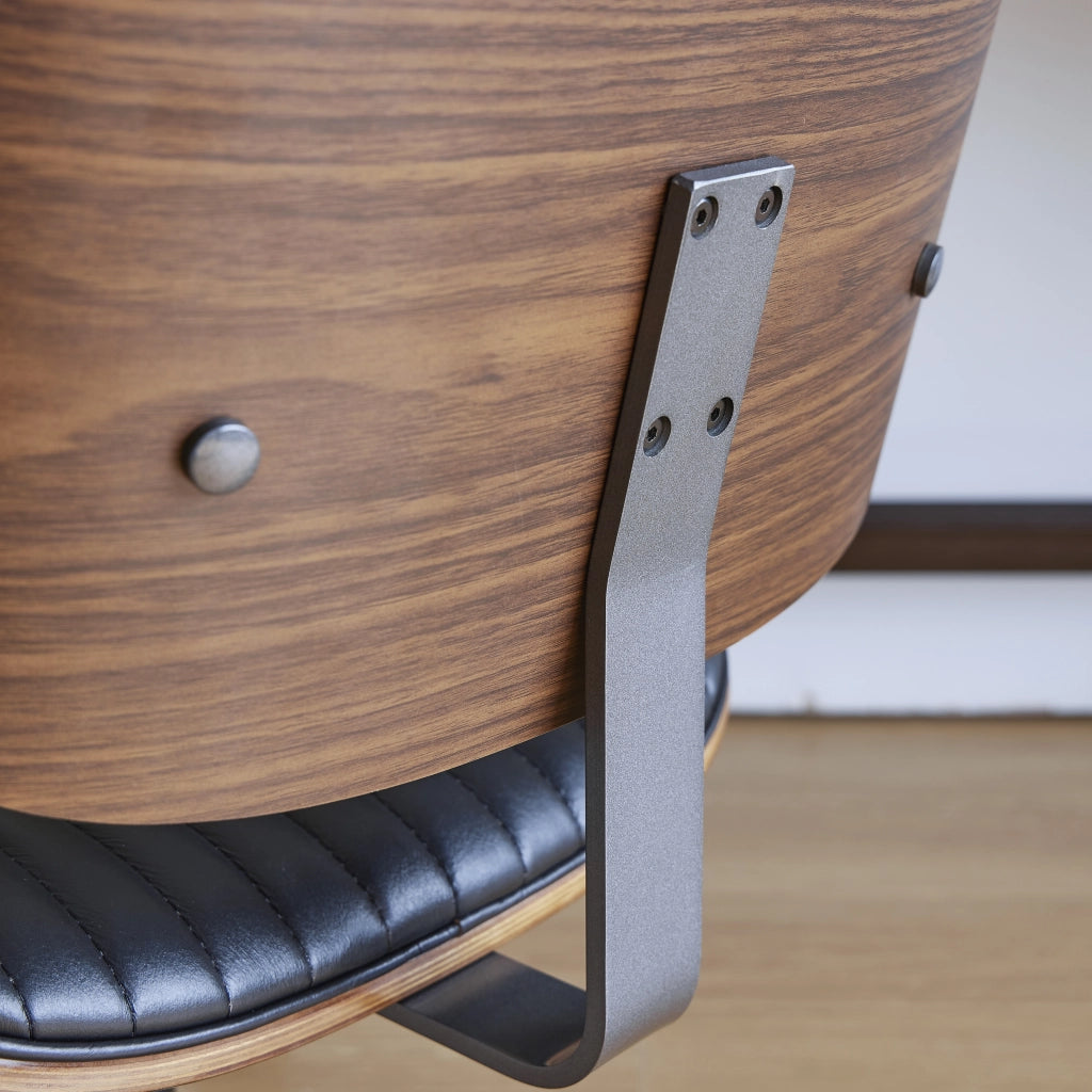 Sedia da ufficio girevole con ruote e altezza regolabile braccioli imbottiti in pelle e metallo nera 52 × 46 × 33 cm
