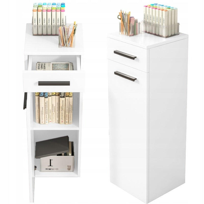 Libreria da 30x30x85 cm, in finitura bianca, ideale per ogni ambiente.