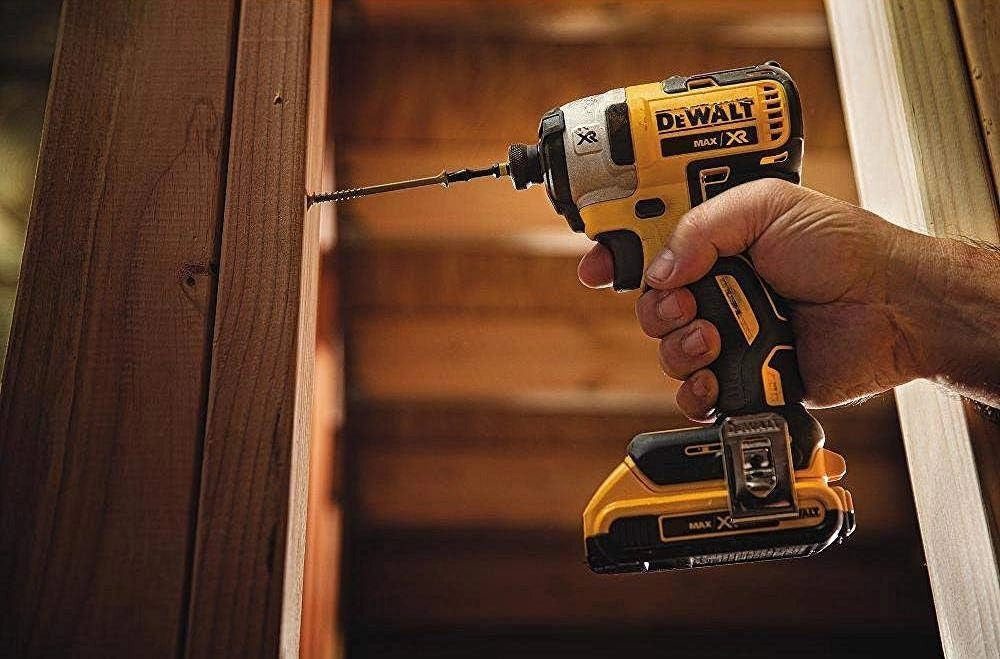 DEWALT DCF887D2-QW Trapano Avvitatore a Impulsi Attacco 1/4" a Batteria, 3 velocità, 2.0 Ah, Motore Brushless, 18V