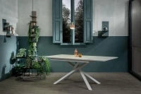E-STYLO Tavolo allungabile con top cemento bianco in melaminico e base in metallo bianco, 90cm X 140/ 190cm H. 76cm.