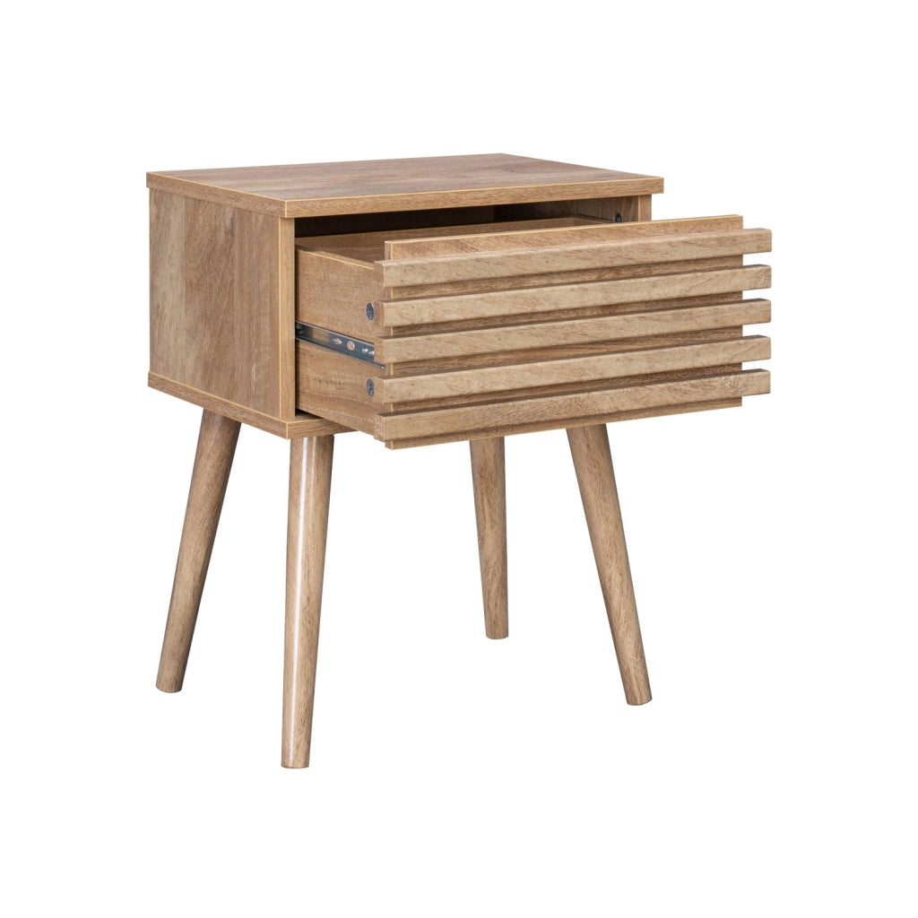 Comodino scandinavo con decori in legno scanalato, marrone naturale