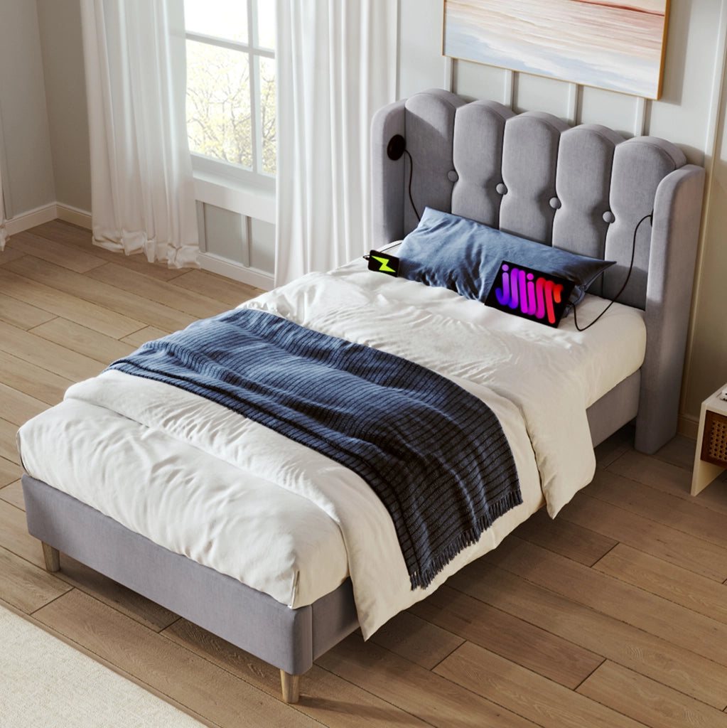 Letto singolo 90x200 in tessuto grigio con USB-C e rete a doghe
