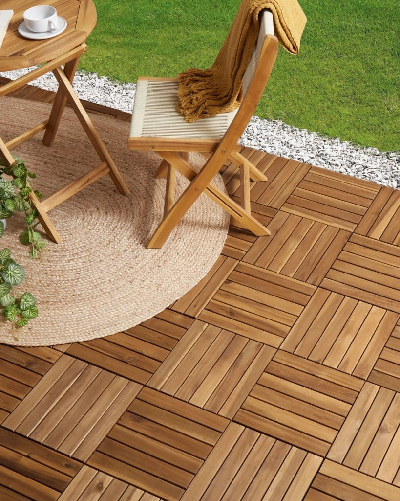Pavimento in legno di acacia certificato naturale per esterni con base in plastica resistente all'acqua