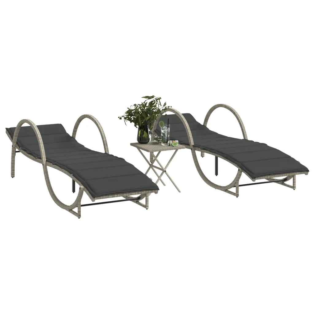 Lettini Prendisole 2pz con Tavolino Grigio Chiaro in Polyrattan 368268