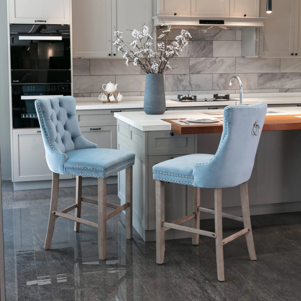 Set di 2 Sgabelli da Bar con Schienale Alto e Borchie Decorative; Gambe Regolabili; Velluto Azzurro Chiaro