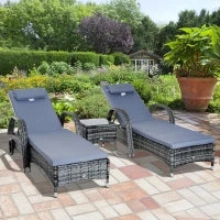 Set 2 Lettini Sdraio e 1 Tavolino da Giardino con Materassini Imbottiti e Ruote, in Polyrattan, Grigio
